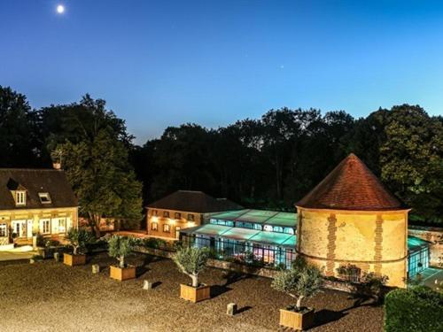 Готель Domaine De Montchevreuil Fresneaux-Montchevreuil Екстер'єр фото