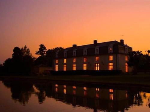 Готель Domaine De Montchevreuil Fresneaux-Montchevreuil Екстер'єр фото